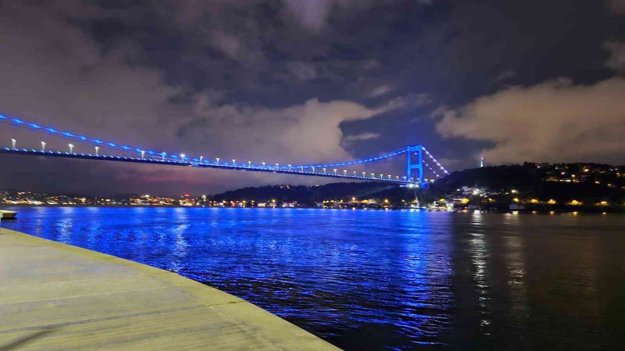 Fatih Sultan Mehmet Köprüsü, Engelliler Haftası sebebiyle ışıklandırıldı
