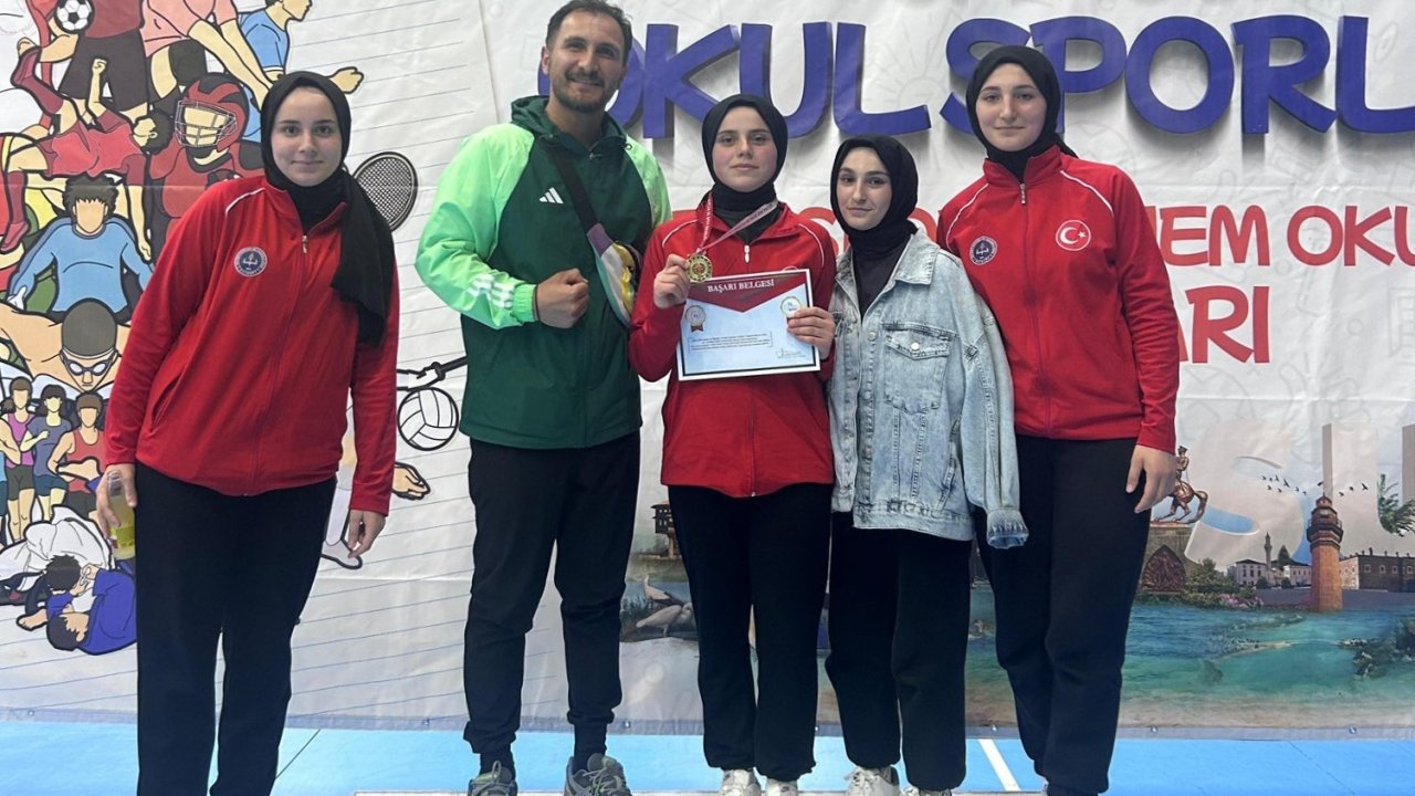 Lise öğrencisi Zengin bilek güreşinde Türkiye şampiyonu oldu