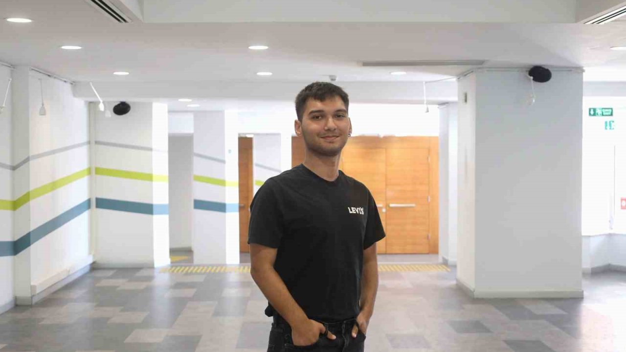 Büyüme hikayesini ‘fotoğrafla’ anlattı, ilk sergisini 20 yaşında açtı