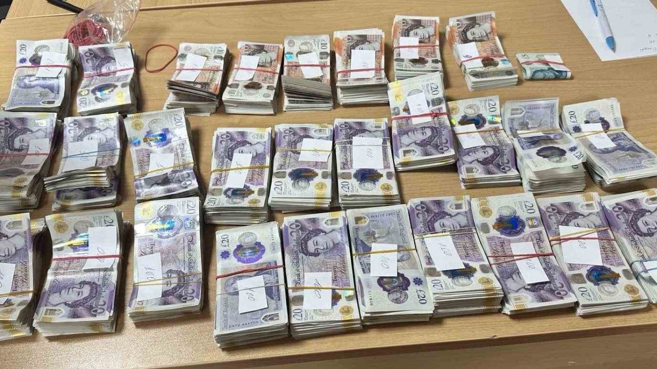 Tırın havalandırma kanalındaki 50 bin İngiliz sterlin komşuya kaldı