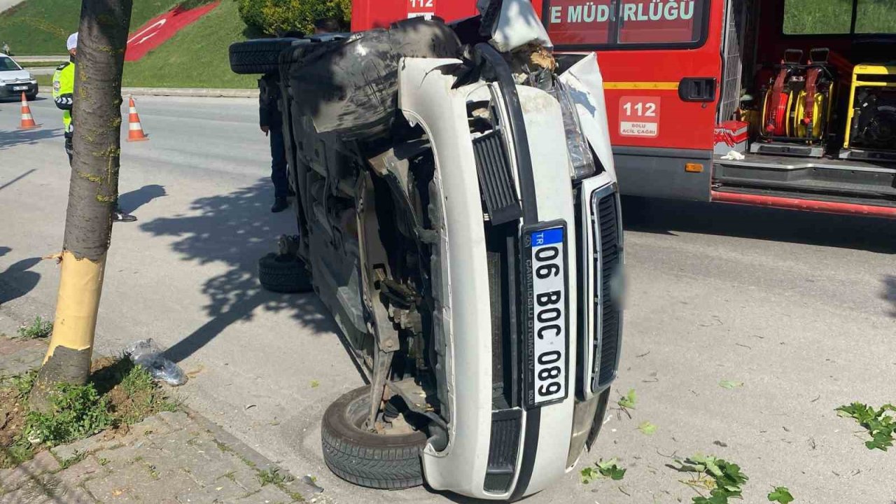 Düz giderken ağaca çarpıp devrildi: O anlar kamerada