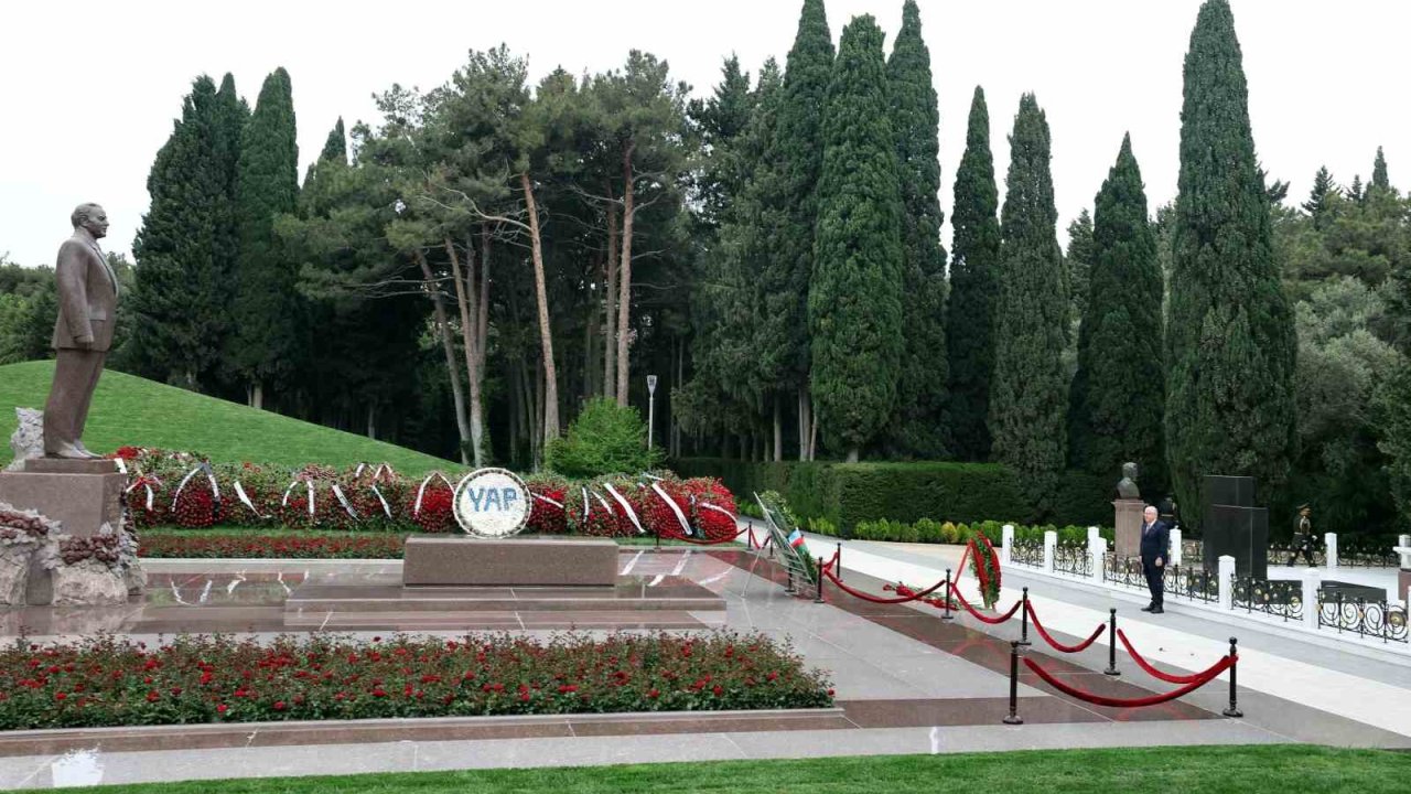 Bakan Güler, Bakü’de Haydar Aliyev’in mezarı ve Türk Şehitliği’ni ziyaret etti