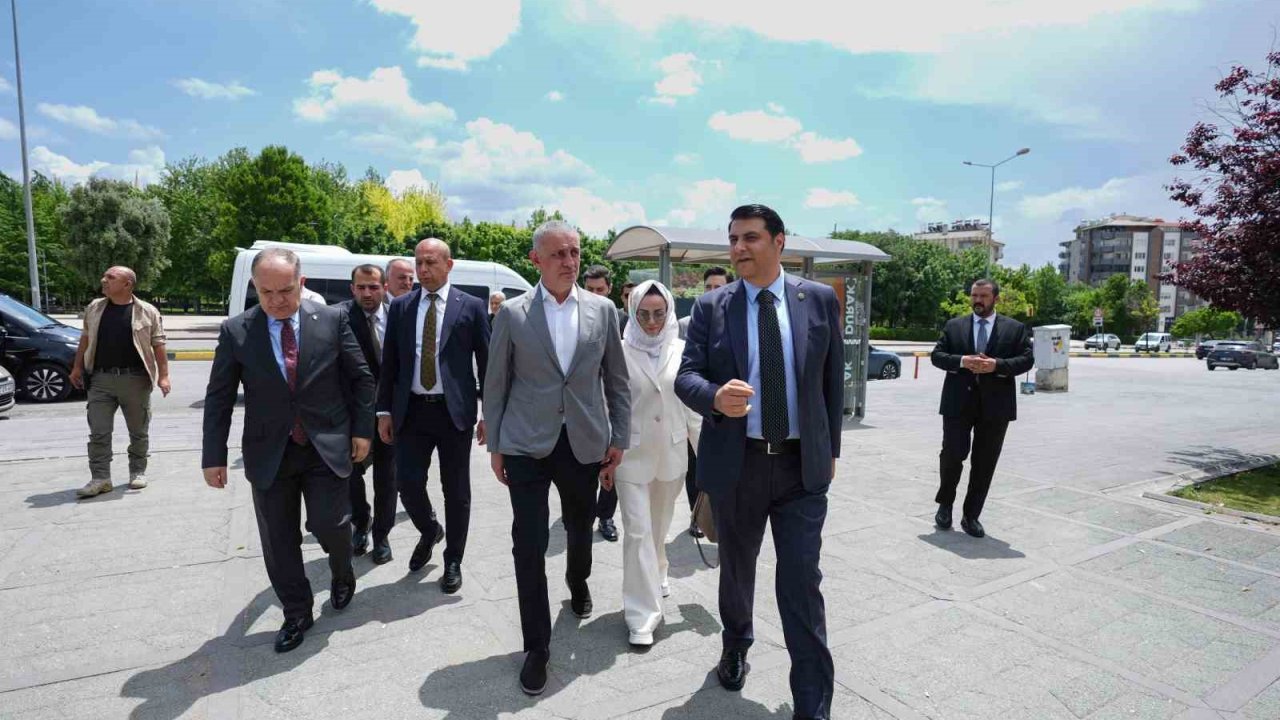 Hacıosmanoğlu’dan D.T. Şehitkamil sahnesi’ne tam not