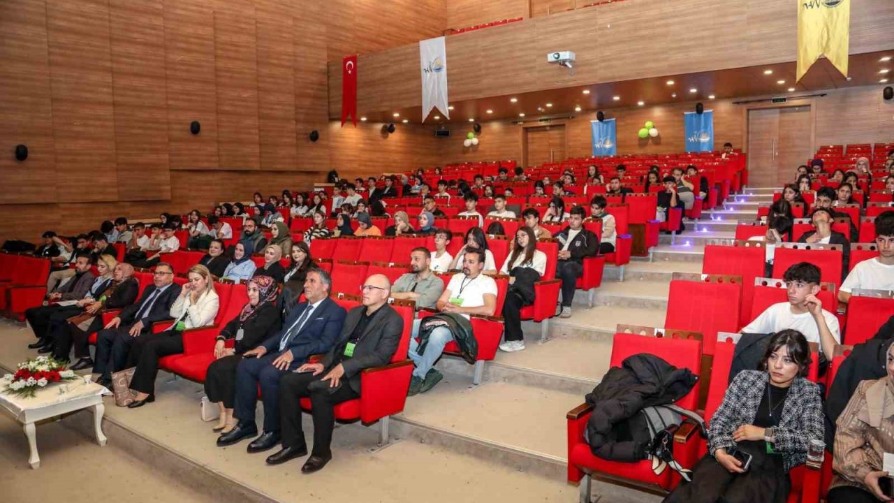 Öğrenciler ‘Liseler Arası İklim Münazarası’nda fikirlerini savundu