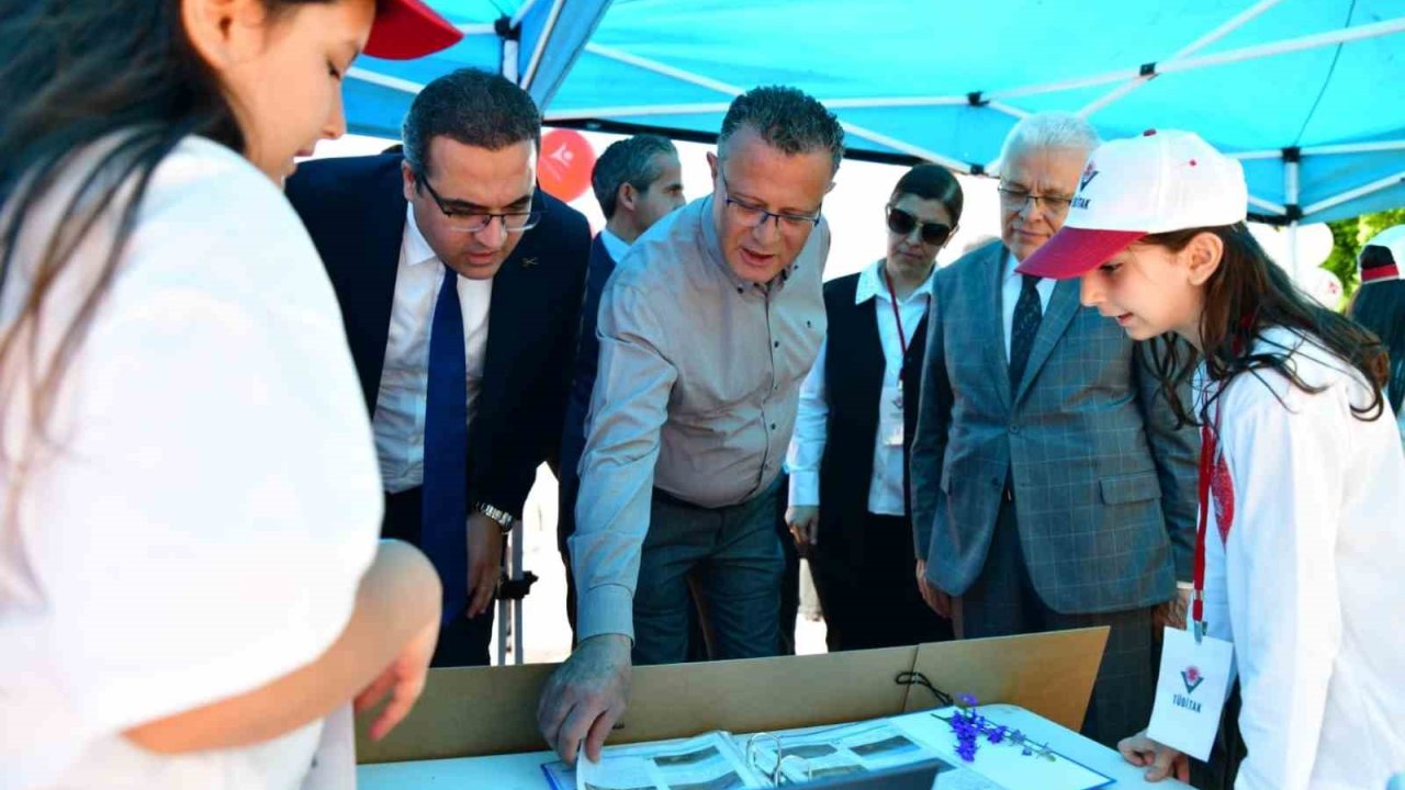 Alaşehir BİLSEM’de TÜBİTAK 4006 Bilim Fuarı açıldı