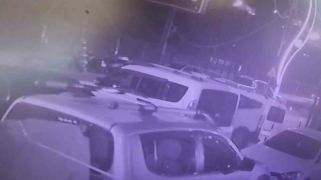 Motosiklet kaskı çalan şahısların o anları kamerada