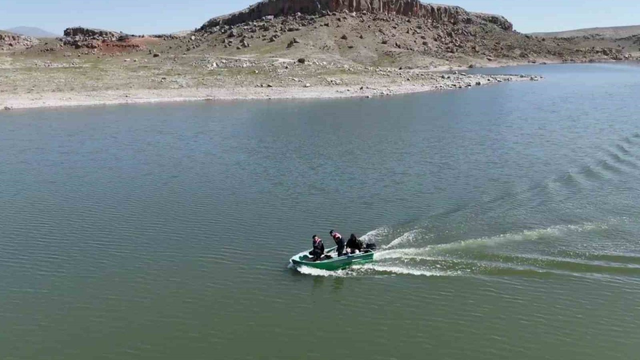 Jandarma barajda 500 metre kaçak ağ buldu