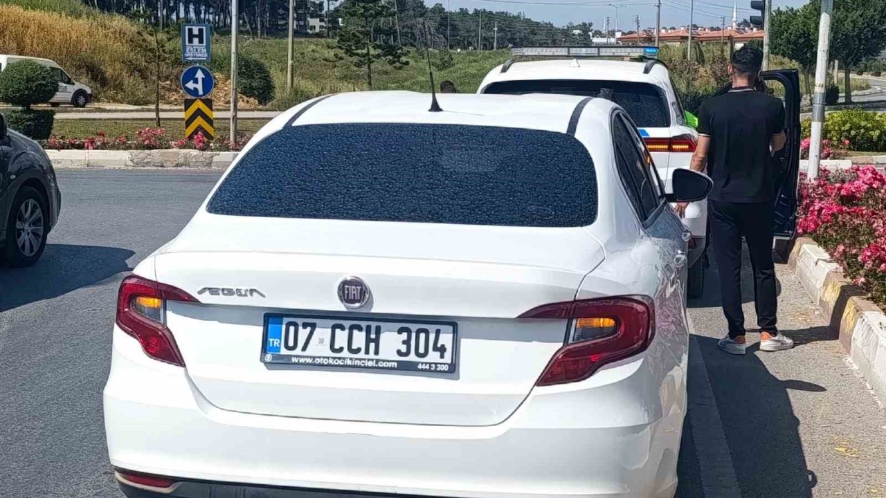 Manavgat’ta geri manevra yapan otomobil, motosiklete çarptı: 1 yaralı