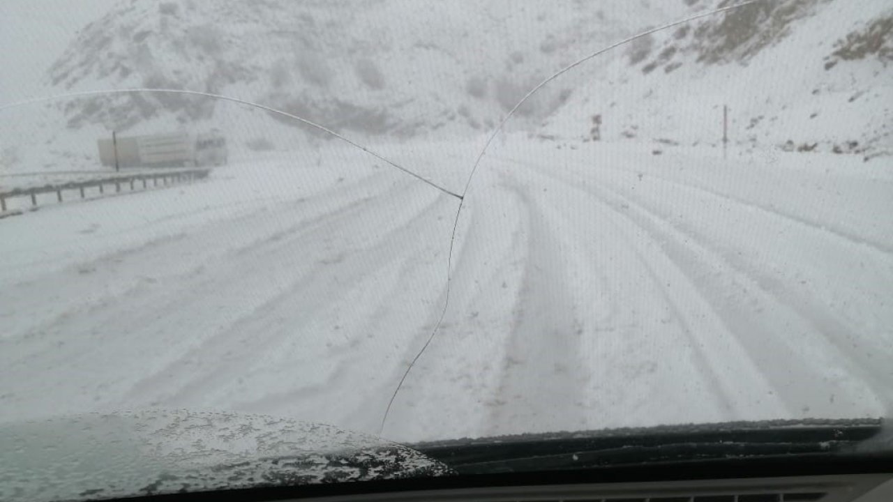 Bingöl’de mayıs ortasında kar sürprizi: Araçlar yolda kaldı