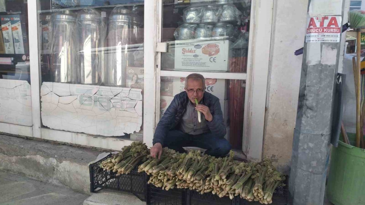 Tercan’da ‘yayla muzunun’ destesi 50 ila 80 TL’den satışta