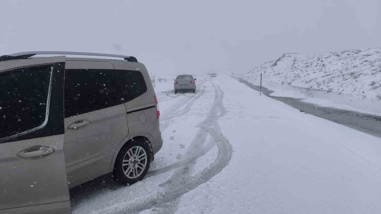 Palandöken geçidinde ulaşıma kar ve tipi engeli