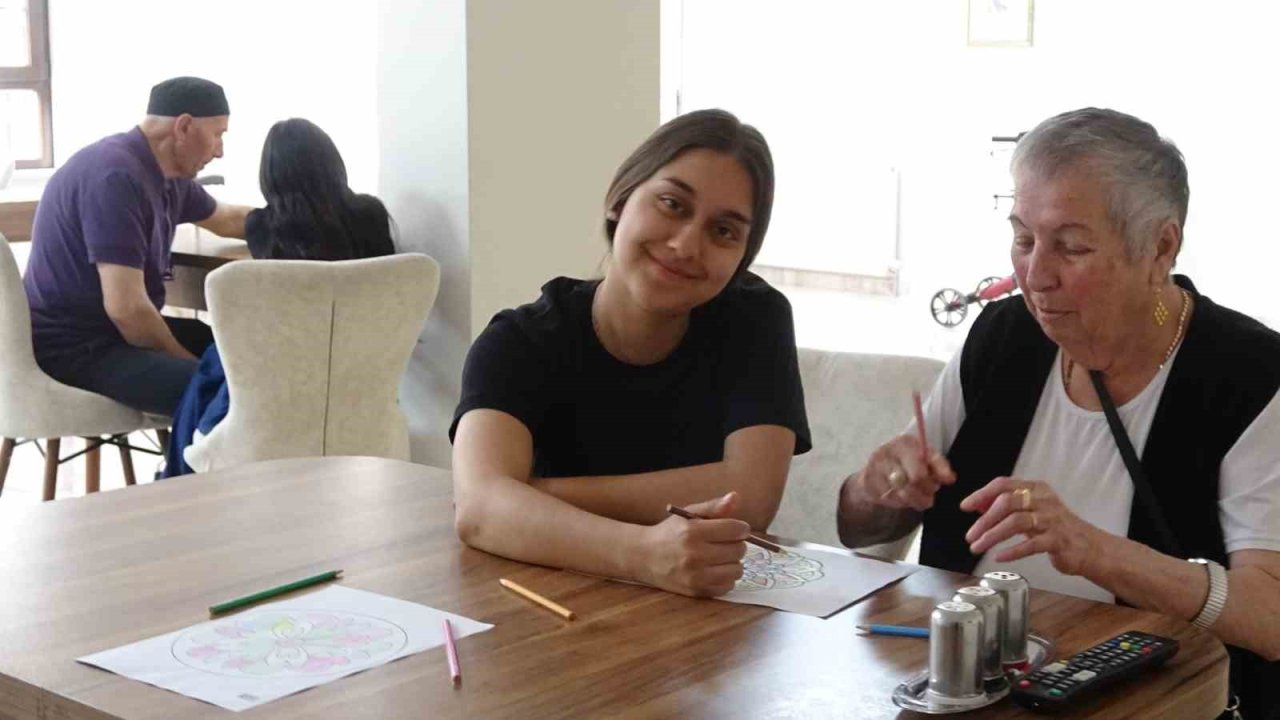 İspanyol öğrenciler huzurevinde staj yapıyor