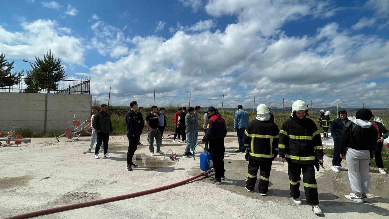 İtfaiye ekiplerinden üniversite öğrencilerine uygulamalı eğitim
