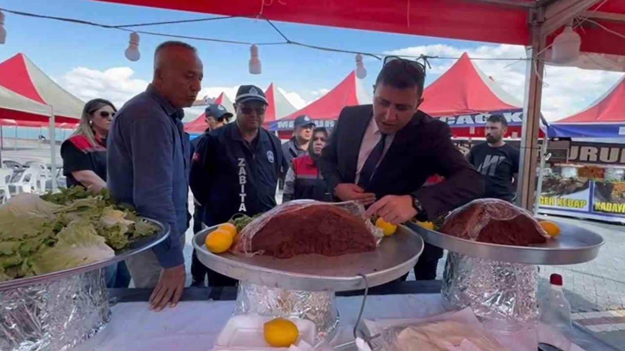 Tezgâhta sinekli et, bozuk ürün tespit edildi Eğirdir’de Yöresel Pazar mühürlendi