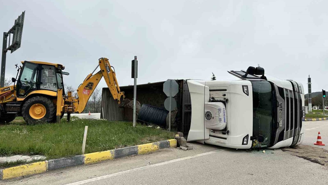 Kastamonu’da demir yüklü tır devrildi: 1 yaralı
