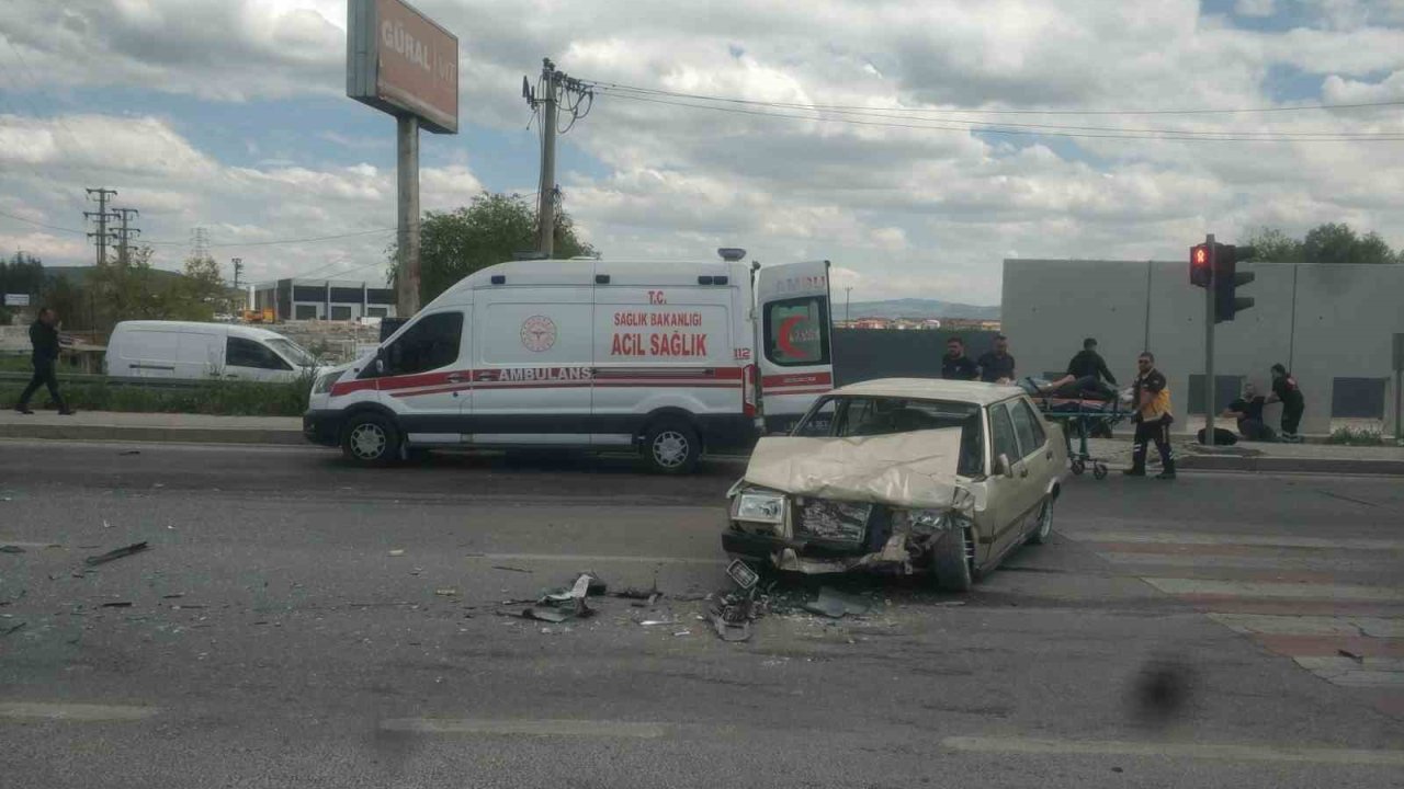 Otomobillerin çarpıştığı kazada 4 kişi yaralandı