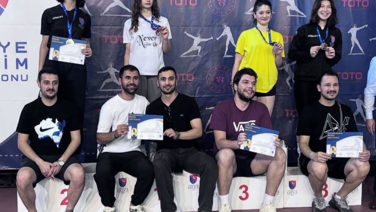 Alanyasporlu eskrim sporcuları şehre madalya ile döndü