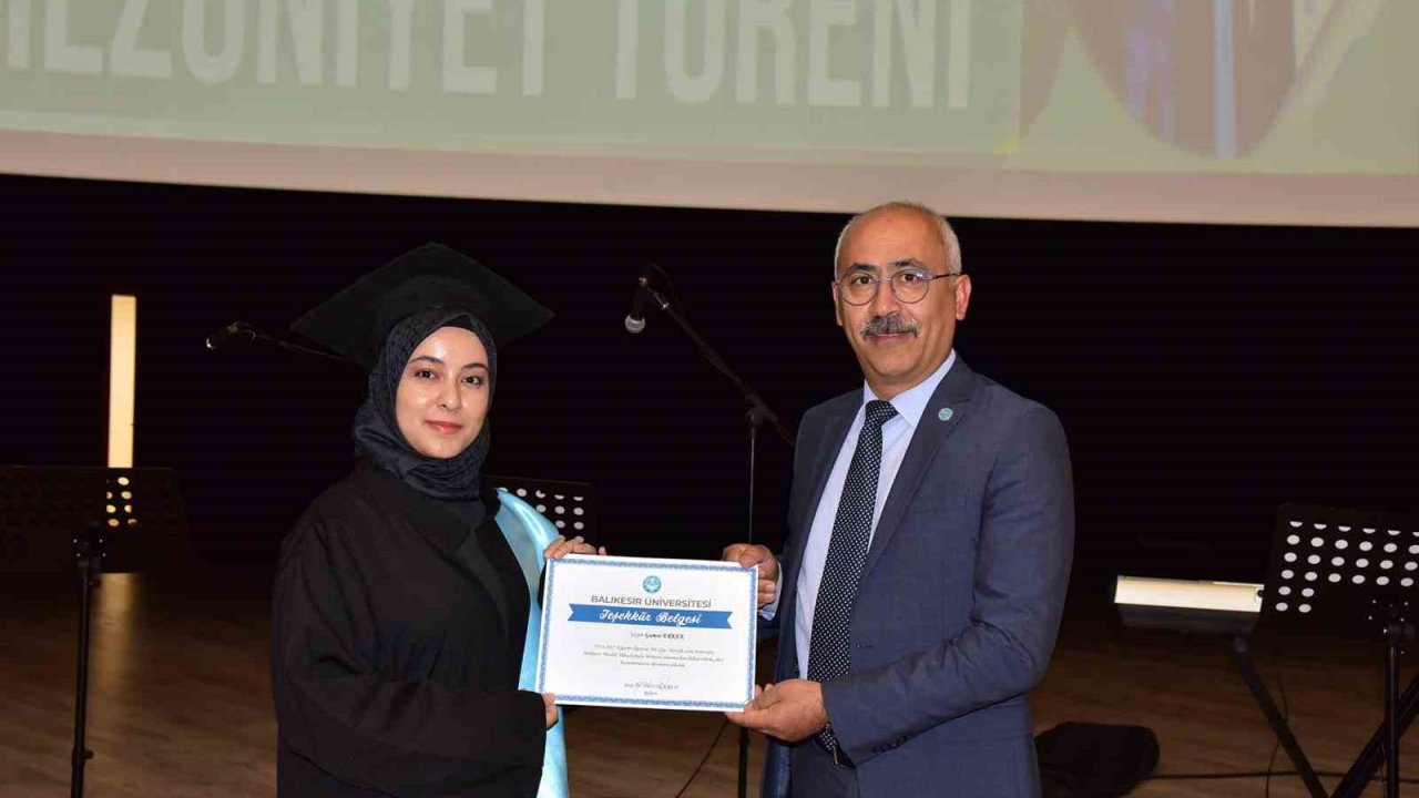 Balıkesir MYO’da mezuniyet sevinci