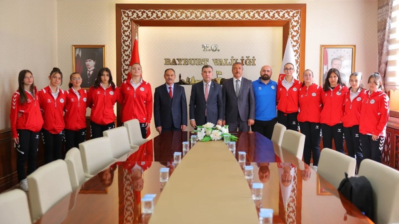 Bayburt’un voleybolcu kızları Vali Eldivan’ı ziyaret etti