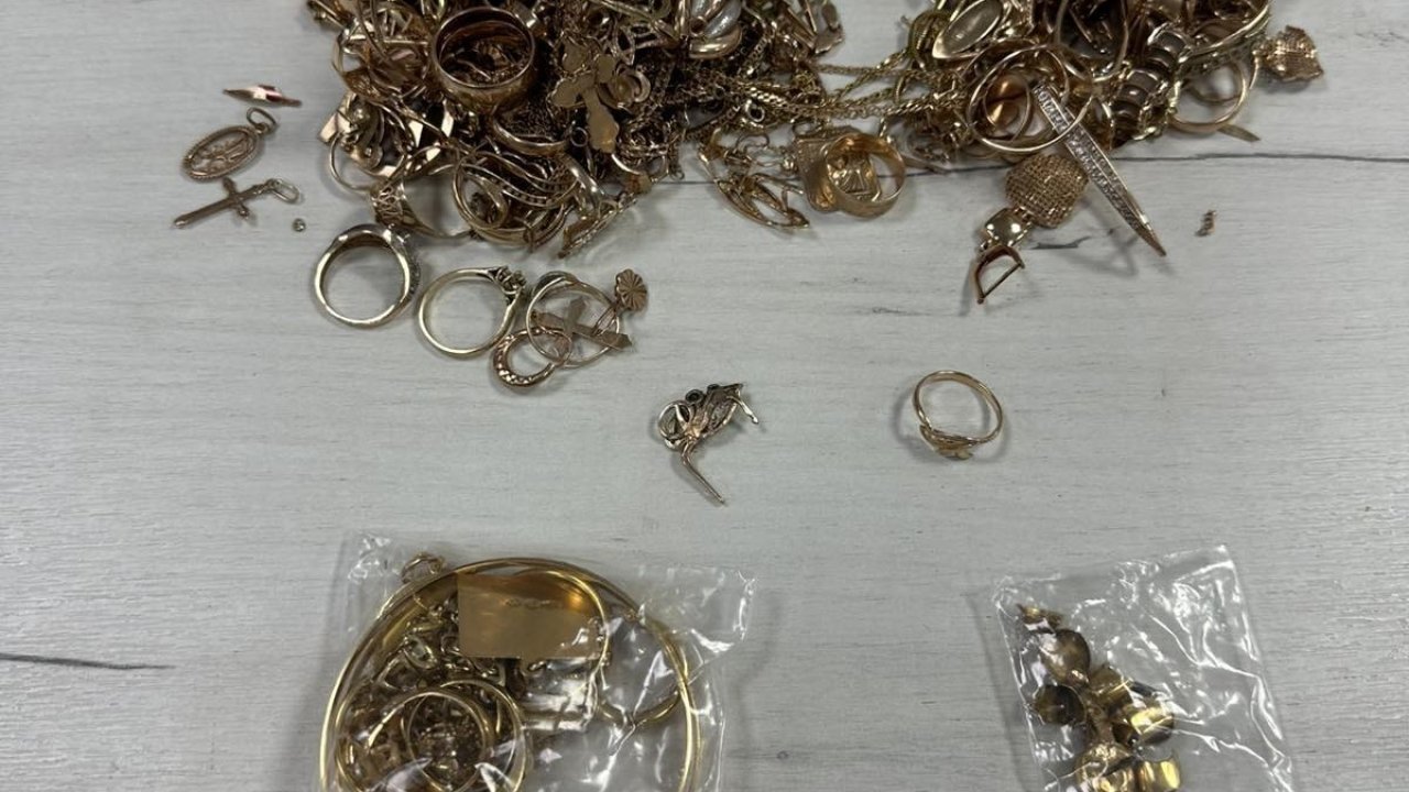Kot pantolon arasına gizledikleri ve vücutlarına sardıkları 4.6 kilogram altın mücevherle yakalandılar
