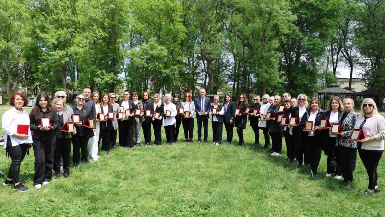 Cumhuriyet Kadınları Bandosu’na plaket