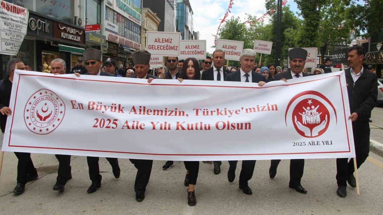 Van’da ’Aile Yılı’ yürüyüşü yapıldı