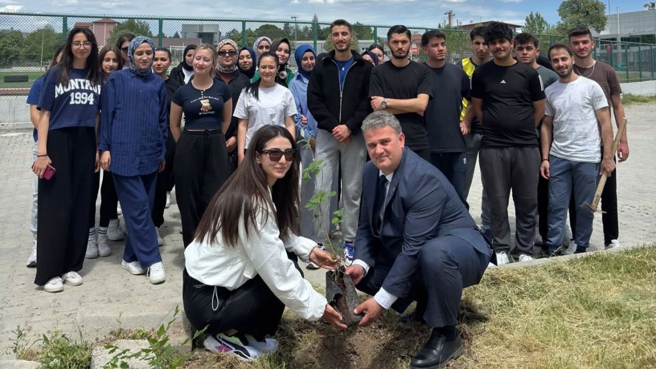 Gediz’de genç fidanlar toprakla buluştu