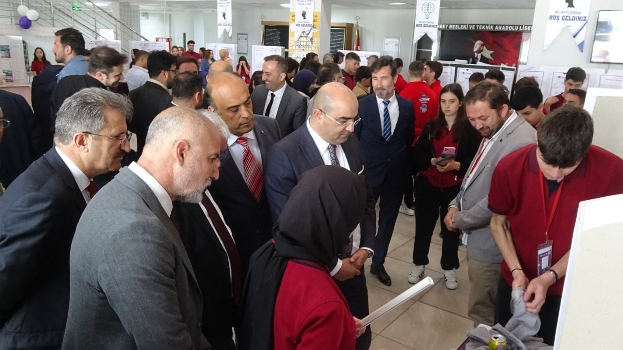 Kütahya’nın Tavşanlı ilçesinde öğrenciler projeleri ile hünerlerini ortaya çıkardılar
