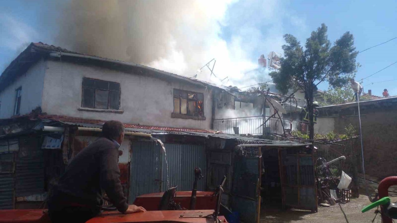 Burdur’da ev yangınında maddi hasar oluştu