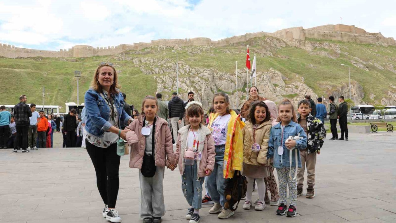 Van Büyükşehir Belediyesinden öğrencilere müze gezisi