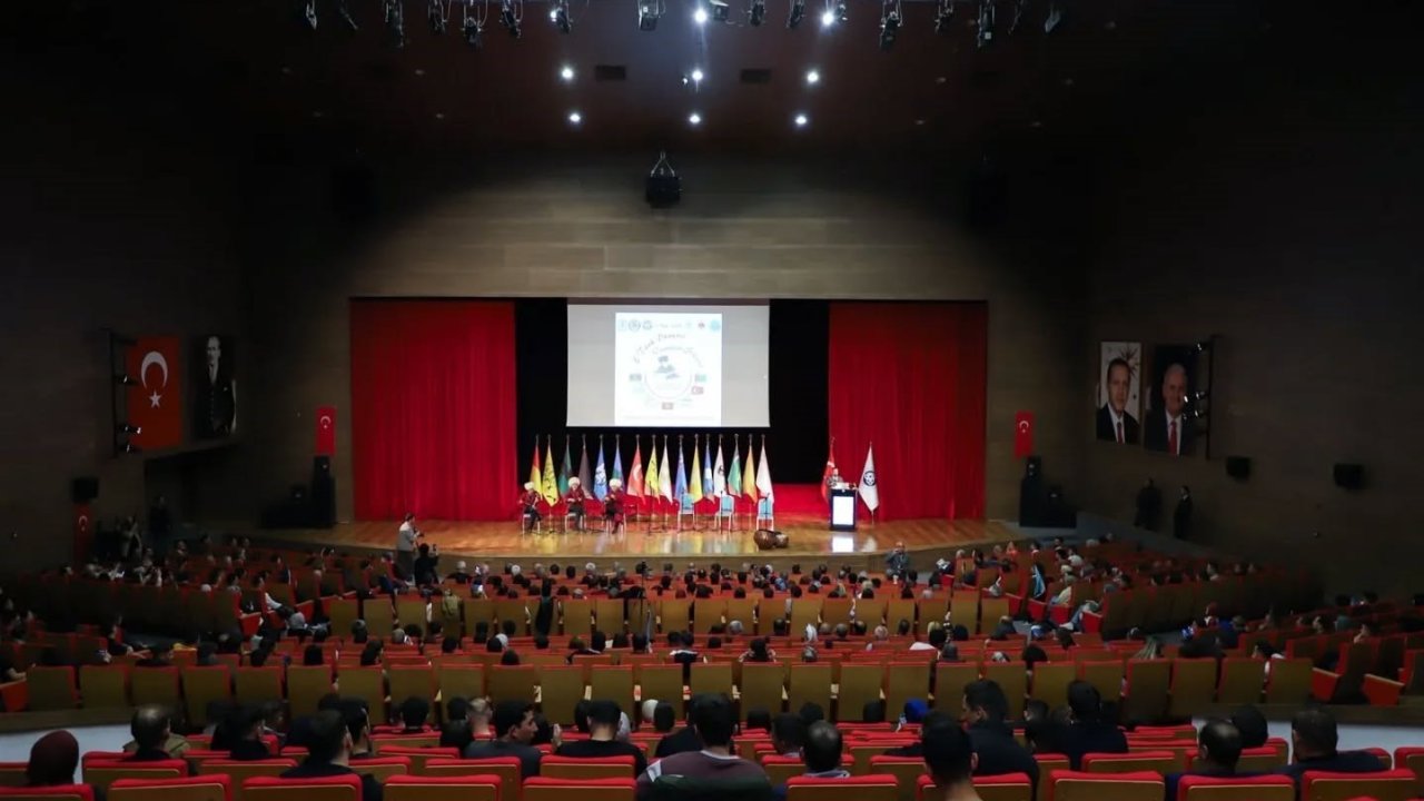 Erzincan’da Türk Dünyası Ozanlar Şöleni ve Âşık Edebiyatı Konseri gerçekleştirildi