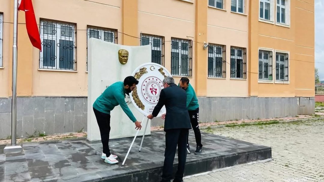 Gençlik haftası coşkusu çelenk sunma töreni ile başladı