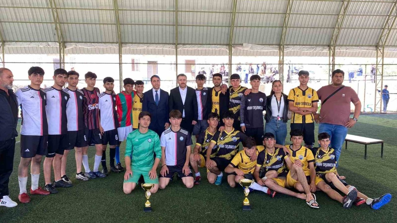 Liseler arası futbol turnuvası birincisi kupasını Kaymakam Yurdagül’den aldı