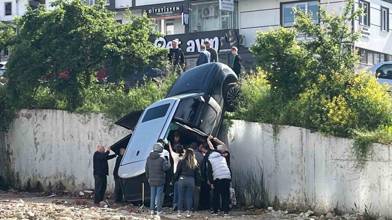 Samsun’da lüks cip istinat duvarından düştü: 2 yaralı