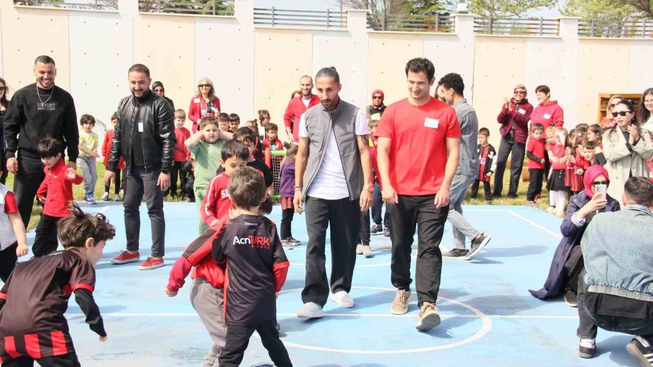 Eskişehirspor futbolcuları özel öğrencileri ziyaret etti