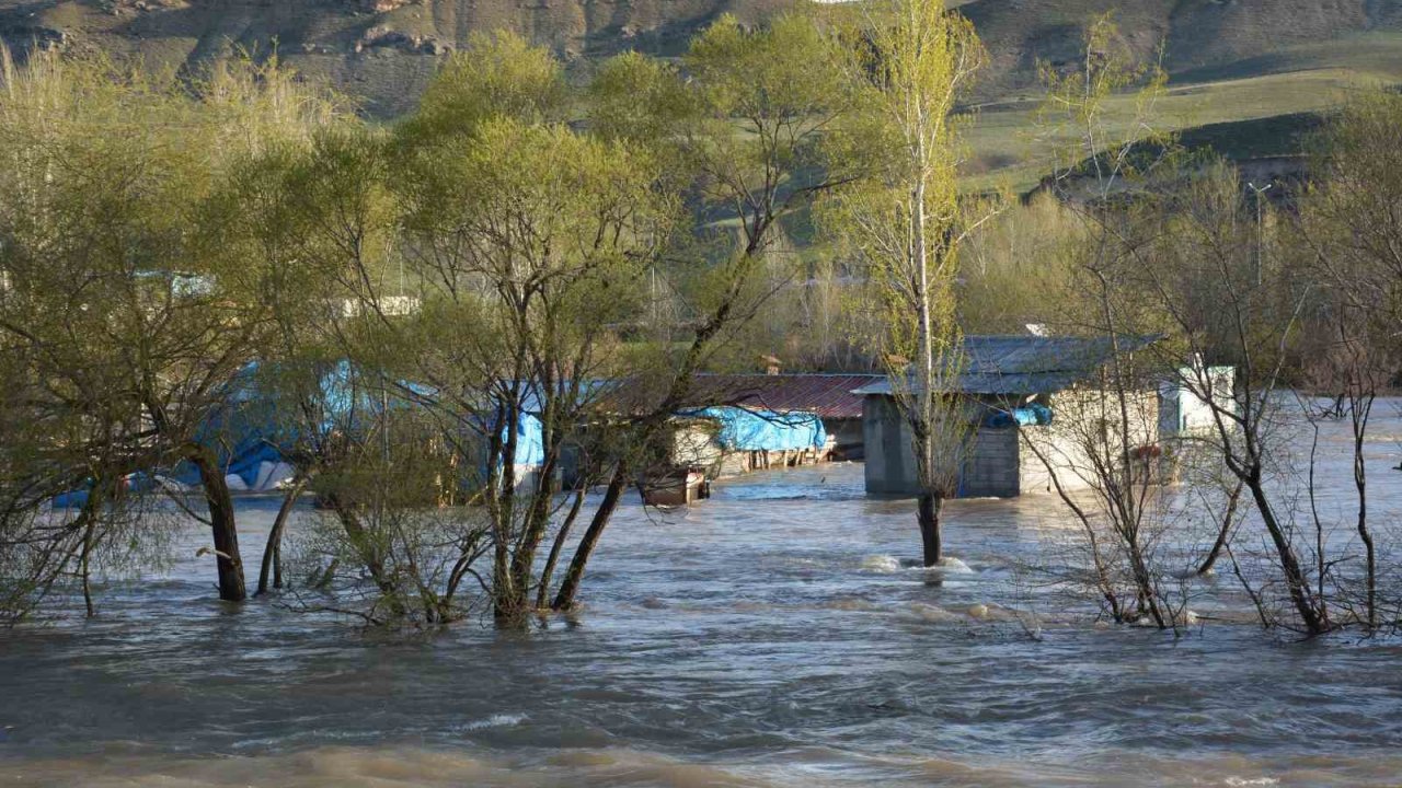 Erzincan’da sağanak sonrası bazı tarım arazileri su altında kaldı