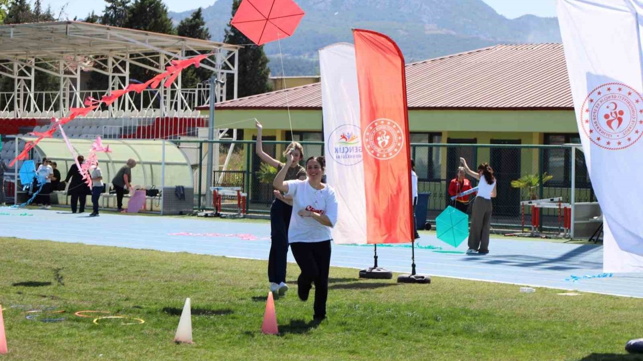 Manisa’da Uçurtma Şenliğinde özel bireyler ve gençler gökyüzüyle buluştu