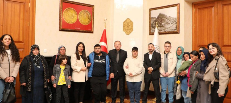 Vali Polat özel bireyleri makamında ağırladı.