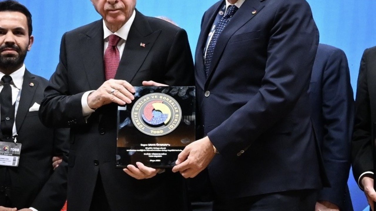 Başkan Özkasap ‘Hizmet Şeref Belgesi’ni Cumhurbaşkanı Erdoğan’ın elinden aldı