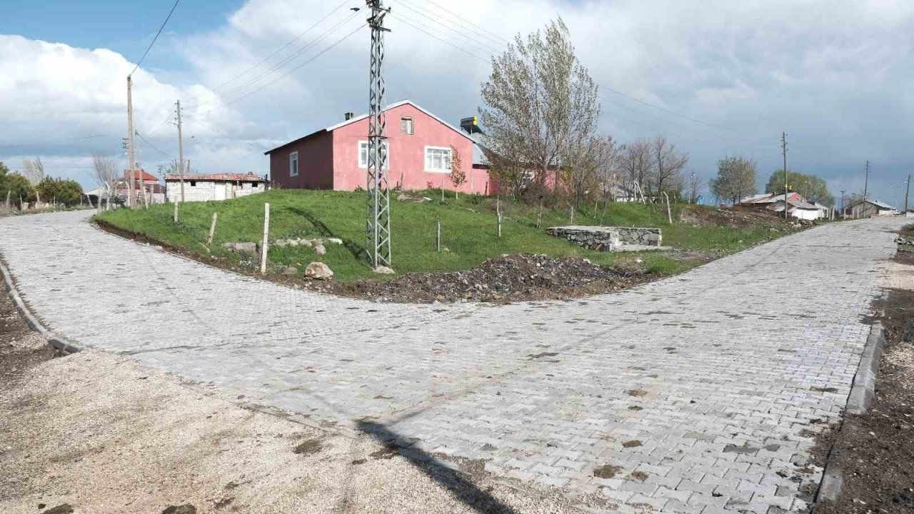 Ağrı’da Yolluyazı köy içi yoluna 3 bin metrekare kilit parke döşendi