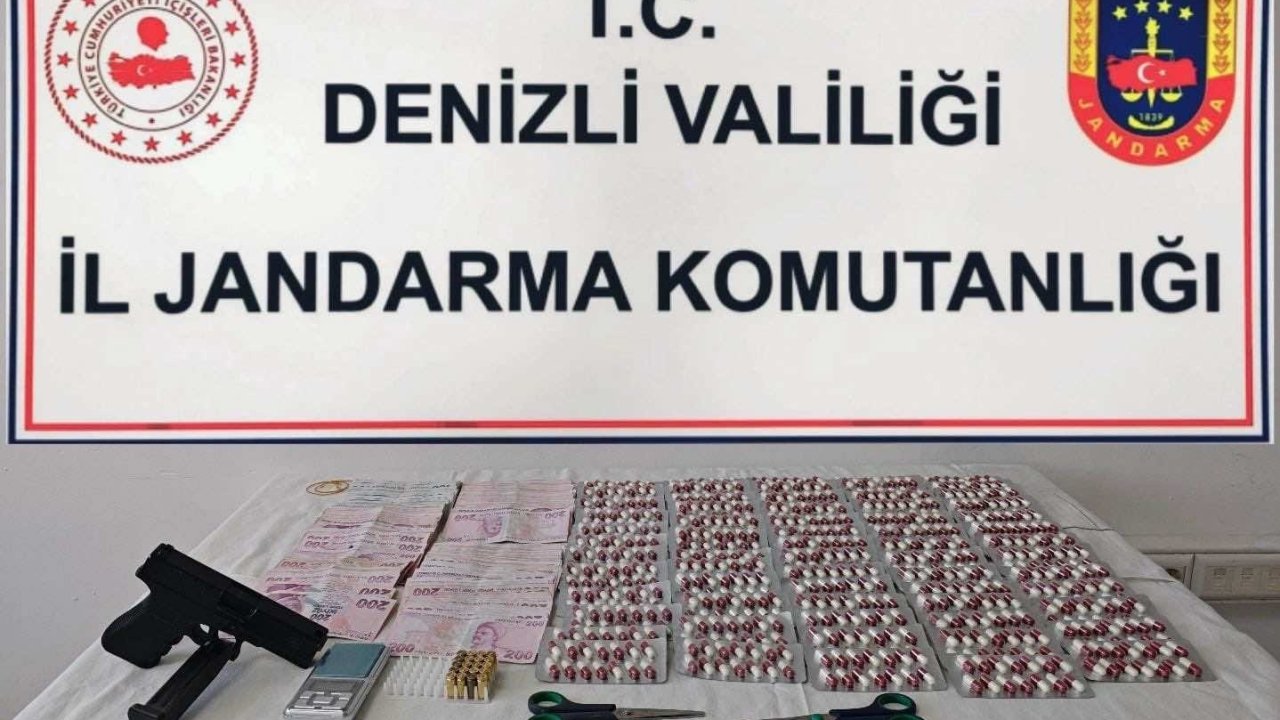 Denizli’de 3 zehri taciri binlerce uyuşturucu hapla yakalandı