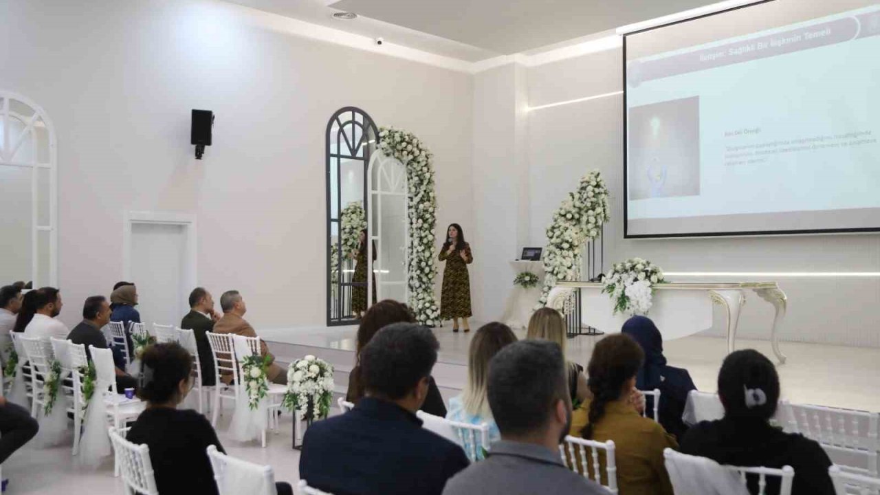 Melikgazi Belediyesi’nden Evlilikte İletişim semineri