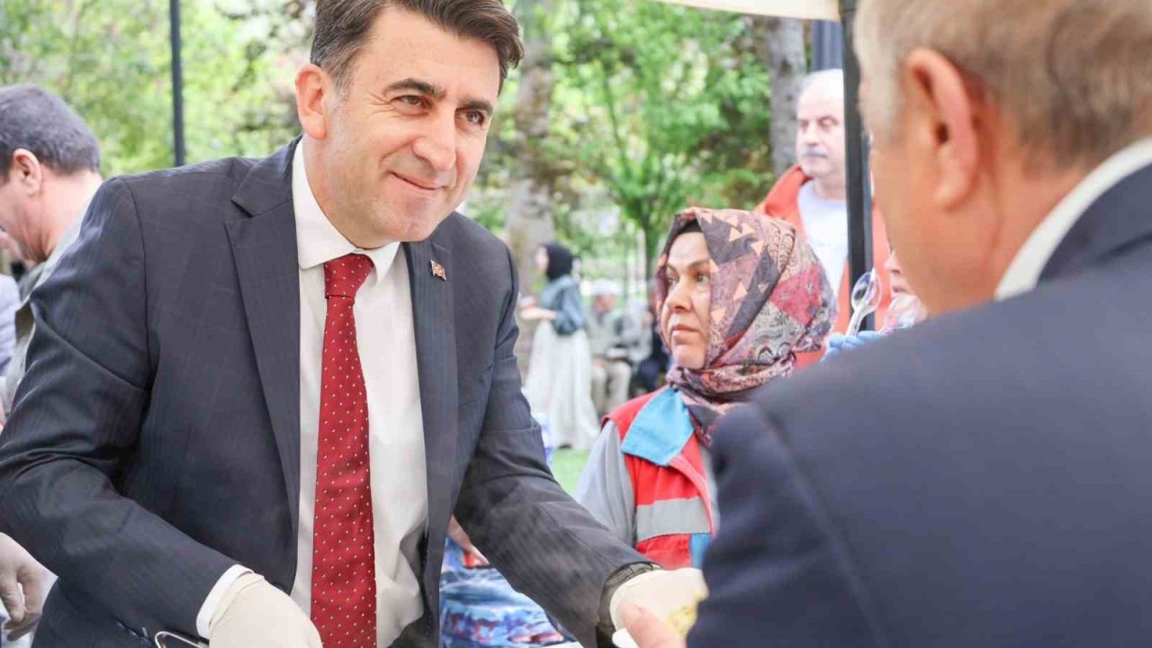 Bilecik Valisi Şefik Aygöl’den geleneksel Cuma pilavı ikramı