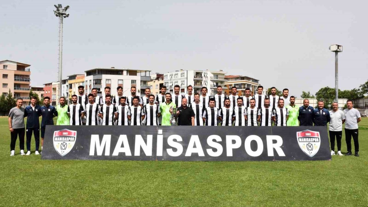 Manisaspor, şampiyonluk kupasını kaldırdı