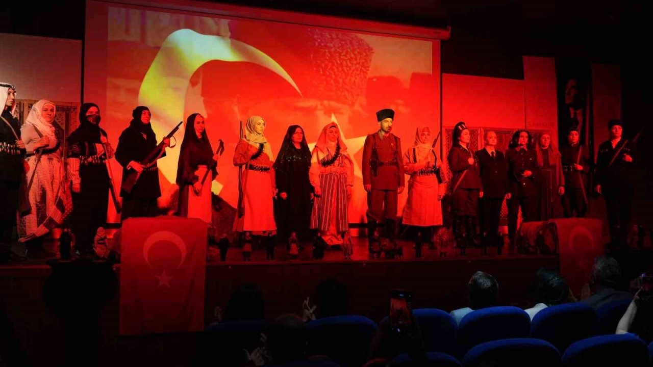 Tarihe ışık tutan defile: 23 kadın kahramanın kıyafetleri defilede sergilendi