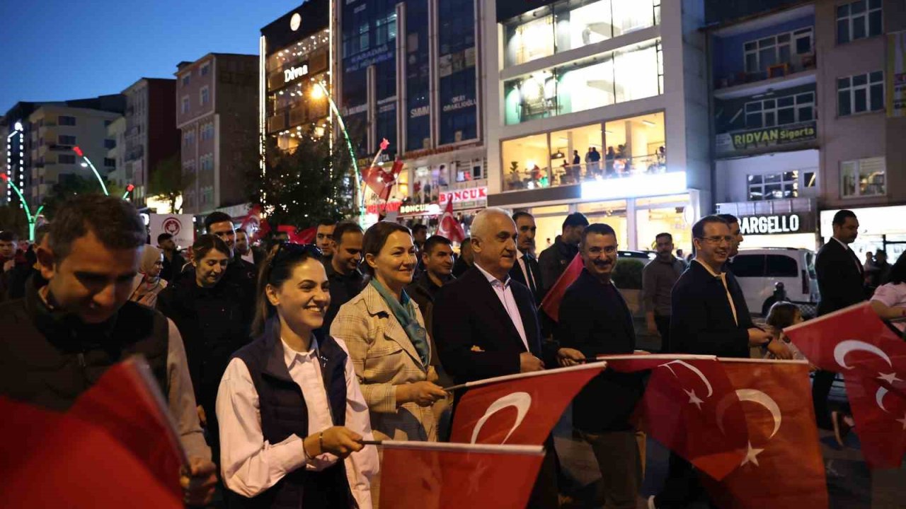 Muş’ta meşaleli gençlik yürüyüşü düzenlendi