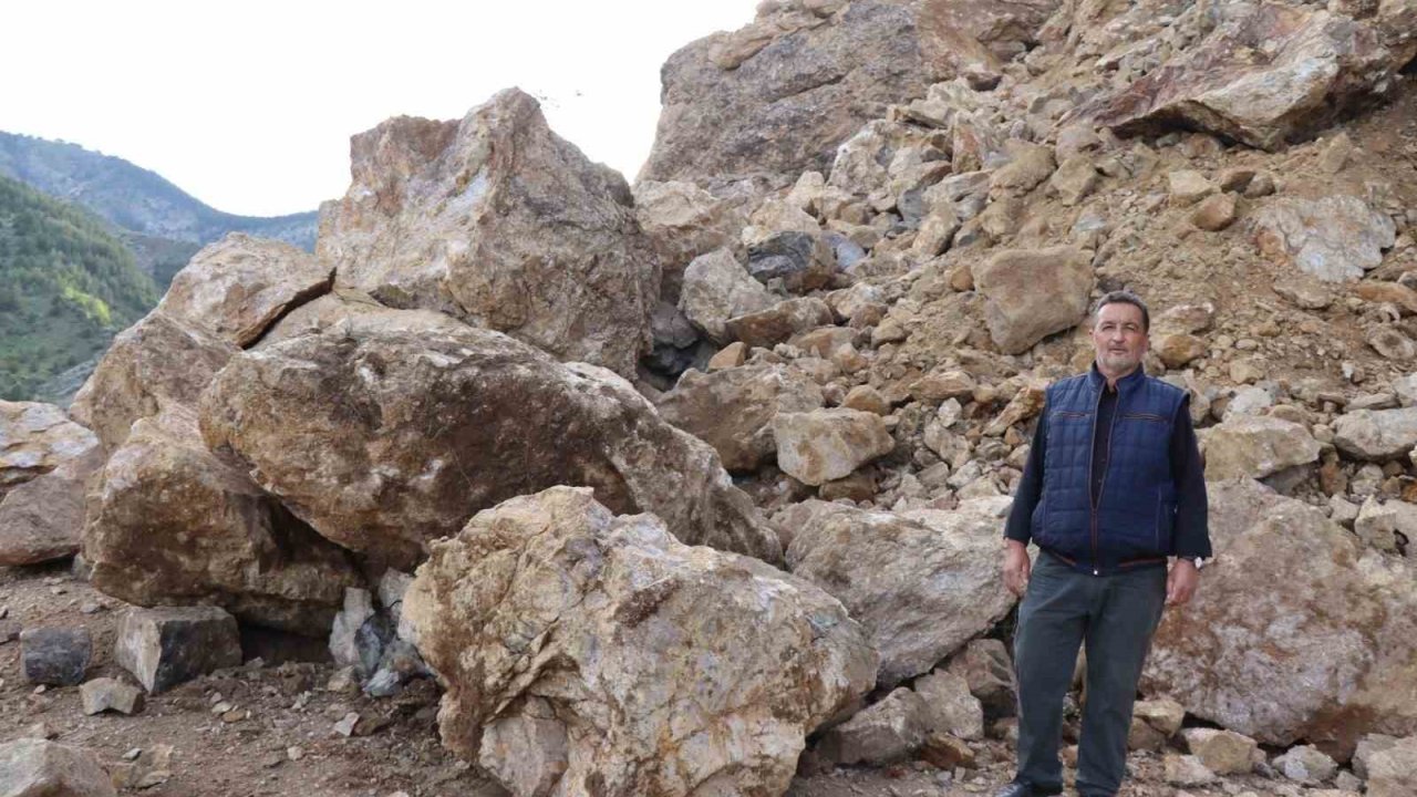 Dev kayalar yolu ulaşıma kapandı