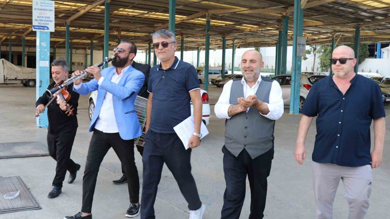 Böyle tepki görülmedi, mahkeme kararını davul zurnayla belediyeye teslim etti