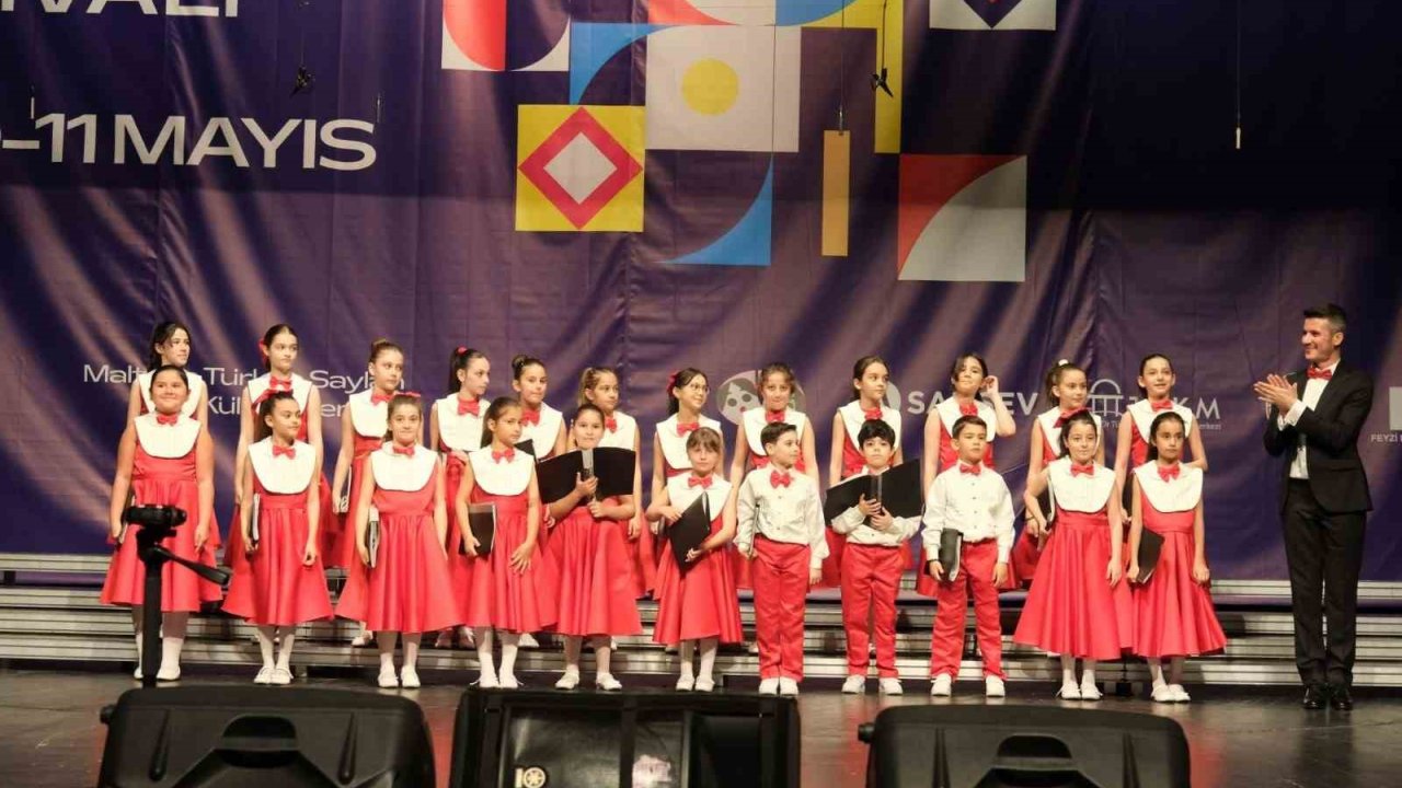 Büyükşehirin çocuk korosuna "Ritmik Uyumda Başarı Ödülü"