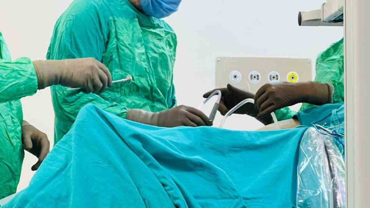 Diz ağrısı şikayetiyle hastaneye giden vatandaş kapalı yöntemle ameliyat edildi